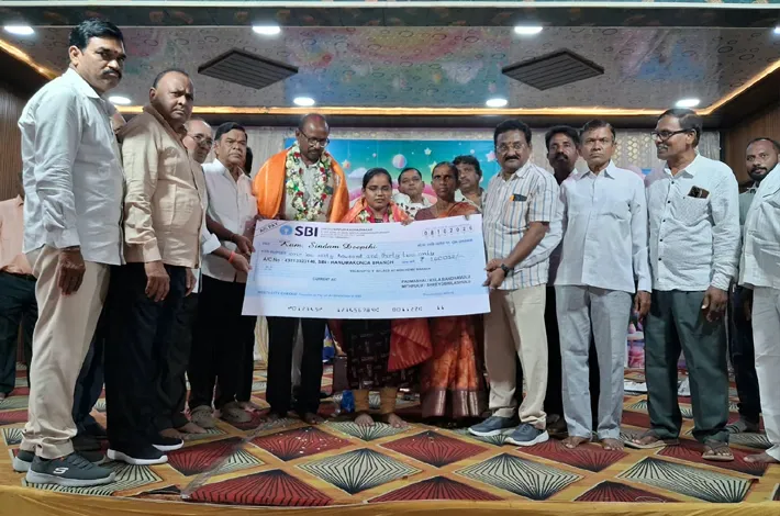 దీప్తికి విద్యకు పద్మశాలీల అండ