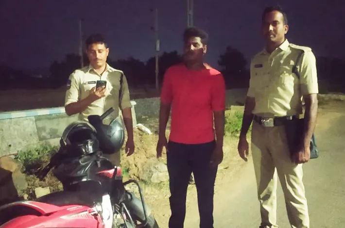 ఆత్మహత్య చేసుకోబోయిన వ్యక్తిని కాపాడిన పోలీసులు