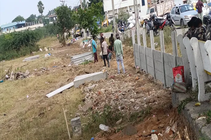 ముదిరాజ్ కాలనీలో హైడ్రామా.. ప్రభుత్వ భూమి స్వాధీనం