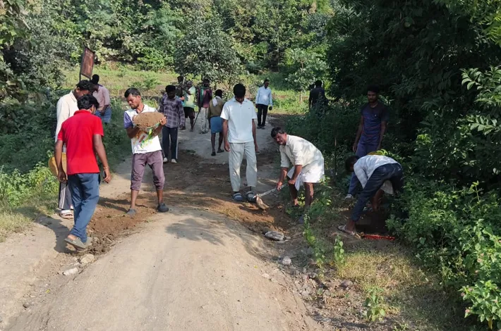 రోడ్డు మరమ్మతులు చేసుకున్న ఆదివాసీలు