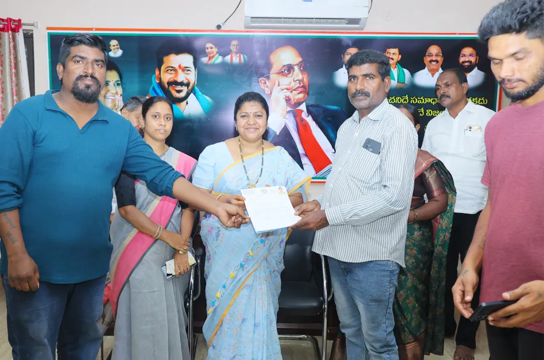 చిన్నారి వైద్య చికిత్సకు రూ.4 లక్షల ఎల్‌ఓసీ అందజేత