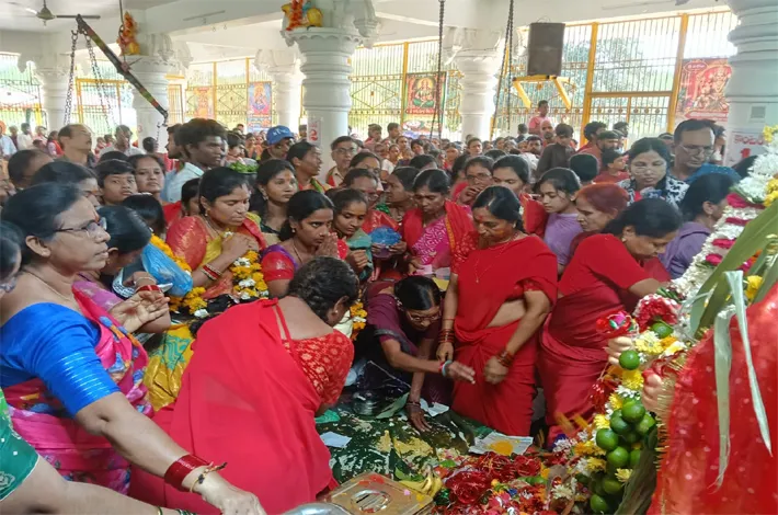 దుర్గ మాత ఆలయానికి పోటెత్తిన భక్తులు