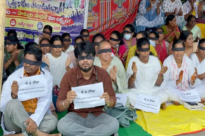 కళ్లకు గంతలు కట్టుకొని నిరసన
