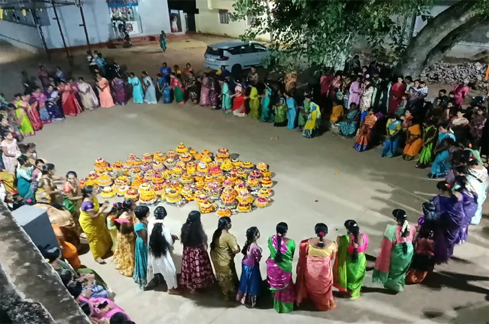 కందుకూరులో ఘనంగా బతుకమ్మ సంబరాలు