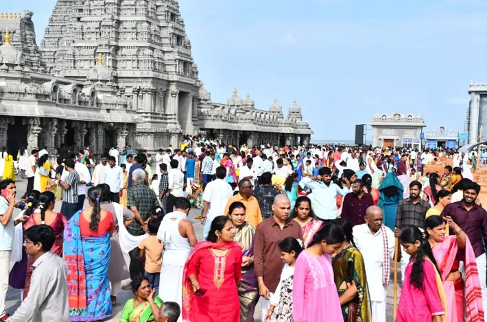 భక్తజన సంద్రం యాదగిరిగుట్ట