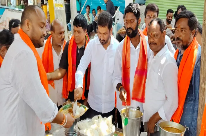 మహా అన్నదానంలో పాల్గొన్న మున్సిపల్ వైస్ చైర్మన్