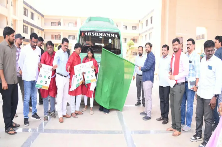 "స్వేచ్ఛా రథం" వాహనాన్ని ప్రారంభించిన కలెక్టర్