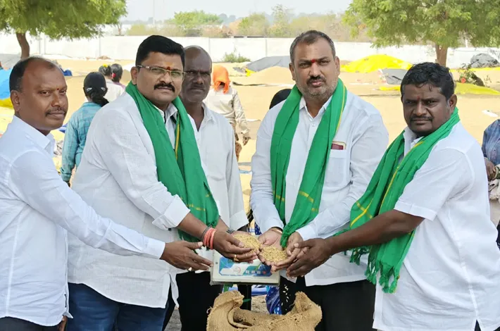 హుస్నాబాద్‌లో వడ్ల కొనుగోలు కేంద్రం ప్రారంభం