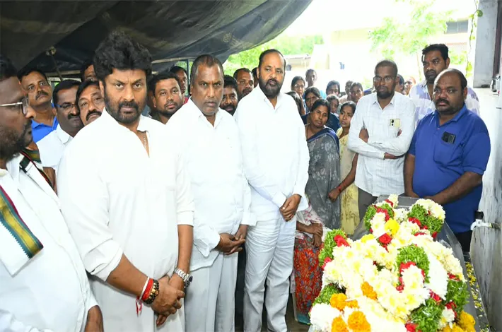 రమేష్ మృతదేహానికి నివాళులర్పించిన మంత్రి