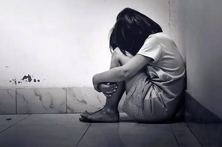కాపాడాల్సిన చేతులే.. కాటేయబోయాయా?