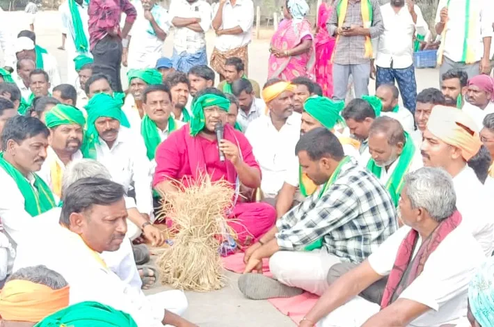 మంత్రి జూపల్లి విదేశాలు వెళ్లి  జల్సాలు చేస్తుండు