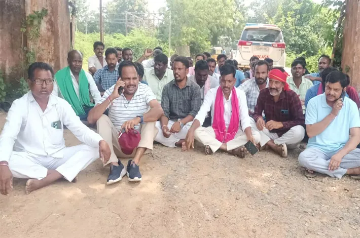 సబ్ స్టేషన్ ఎదుట రైతుల ధర్నా