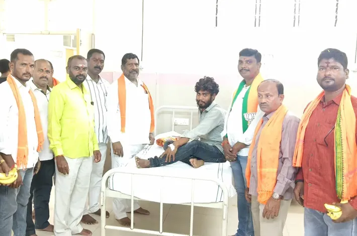 ప్రభుత్వ ఆసుపత్రిలో రోగులకు పండ్లు పంపిణీ