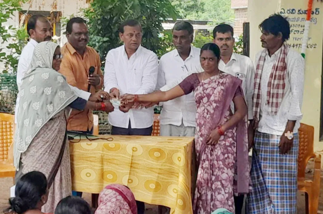 ఇబ్రహీంపూర్‌లో స్మార్ట్ రేష‌న్ కార్డుల పంపిణీ 