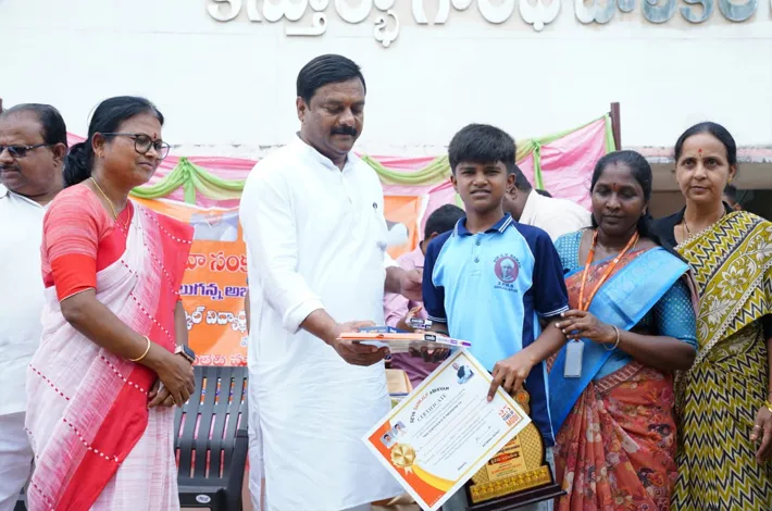 విద్యార్థులకు ఎమ్మెల్యే బహుమతులు