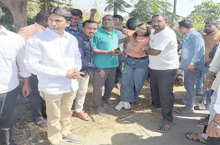 గాయాలపాలైన యువతిని ఆసుపత్రికి తరలించిన బీజేపీ రాష్ట్ర అధికార ప్రతినిధి