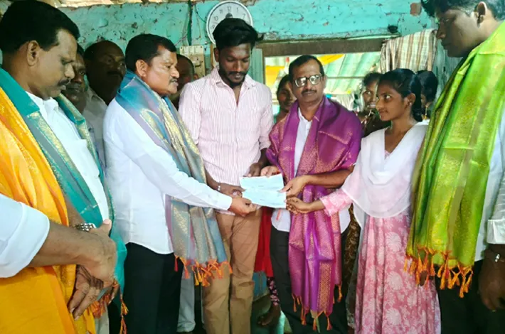 ఎక్స్‌గ్రేషియా చెక్కులు అందించిన ఎమ్మెల్యే జారే