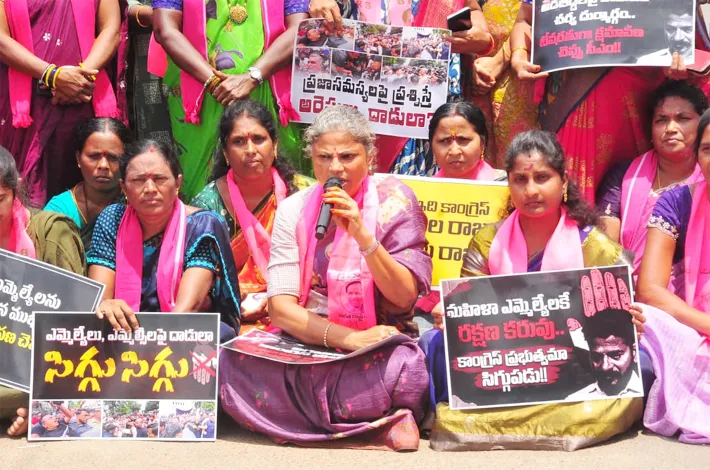 మహిళా ప్రజాప్రతినిధుల పట్ల ప్రభుత్వ తీరు దారుణం