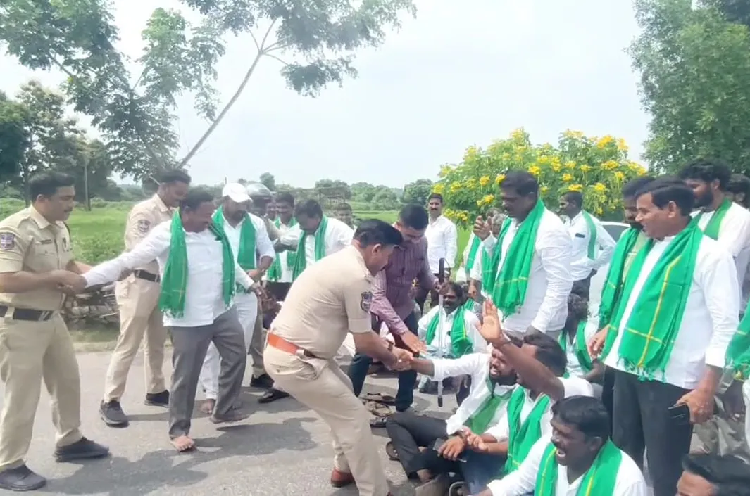 విద్యుత్ కోతలకు నిరసనగా రైతుల రాస్తారోకో 