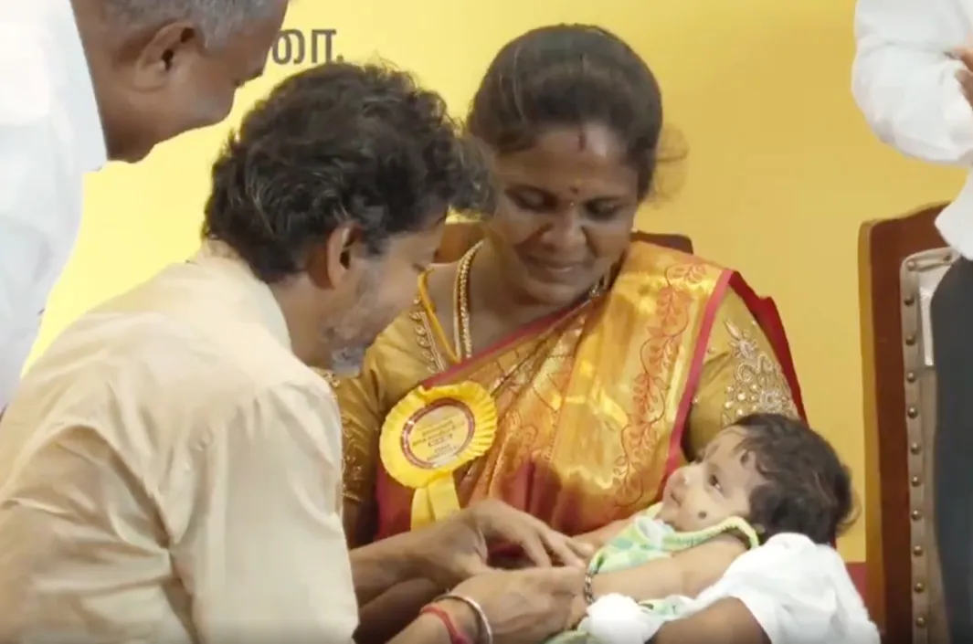 పుట్టిన బిడ్డ చేతికి బంగారు ఉంగరం