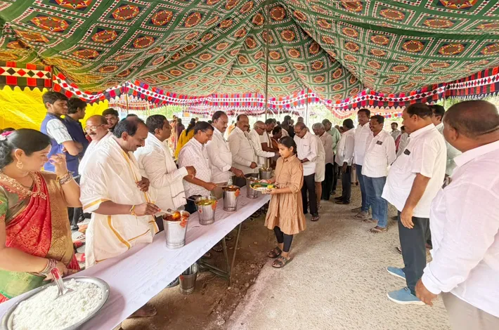 శ్రీనగర్ కాలనీలో అన్నదానం 
