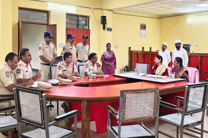 లోక్ అదాలత్‌లో కేసుల పరిష్కారానికి చొరవ చూపాలి