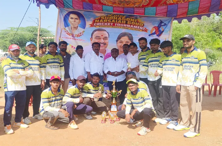 విజేతలకు బహుమతులు పంపిణీ 