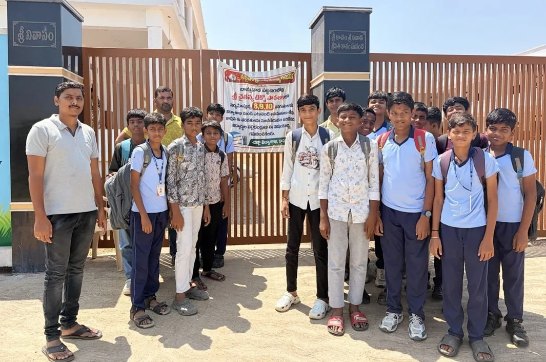 శ్రీ చైతన్య పాఠశాలలో అనుమతులు లేనందున తరగతులు నిలిపివేత