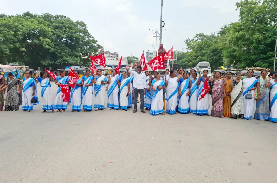 ఆశా వర్కర్ల రాస్తారోకో 