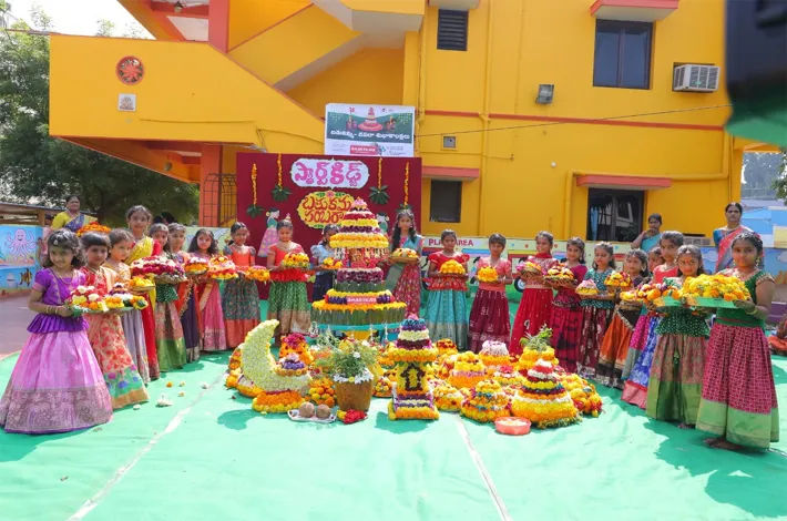 స్మార్ట్ కిడ్జ్ లో హోరెత్తిన బతుకమ్మ సంబరాలు