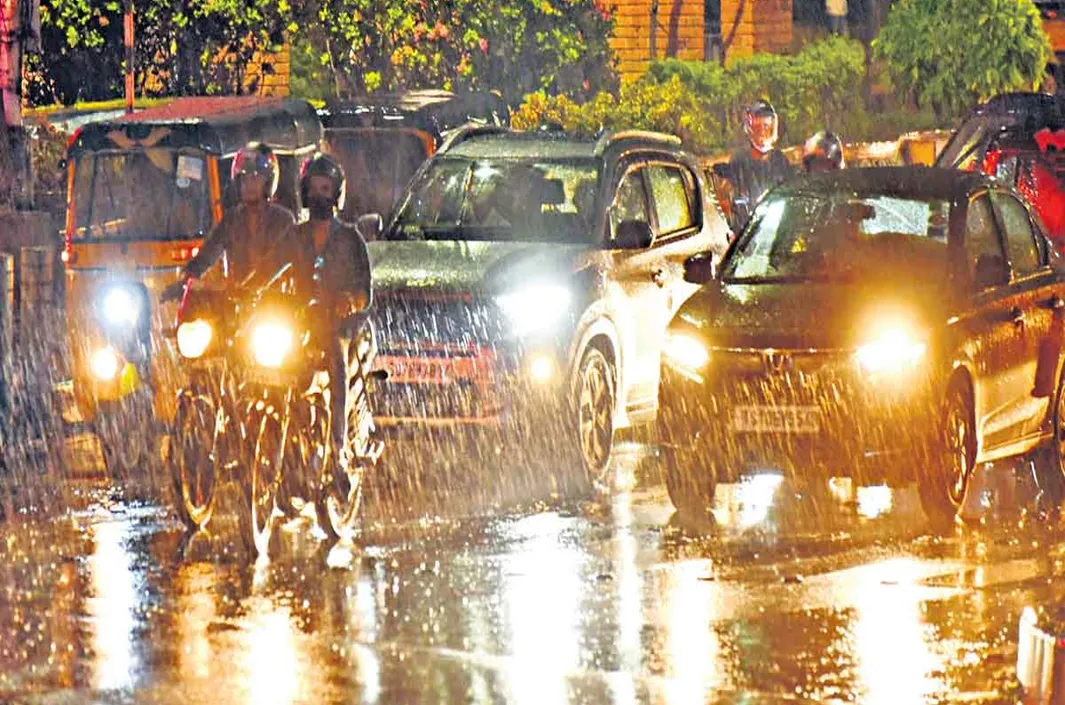 వరుణుడి దెబ్బకు సిటీ విలవిల.. రోడ్లపై నిలిచిన వర్షపు నీరు