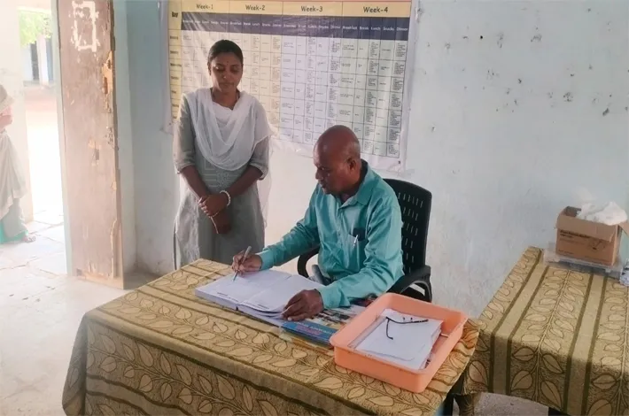 ప్రభుత్వ బాలుర వసతి గృహం తనిఖీ