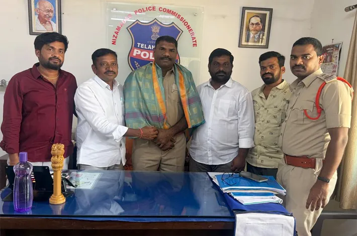 ధర్పల్లి సీఐనీ కలిసిన కాంగ్రెస్ నాయకులు