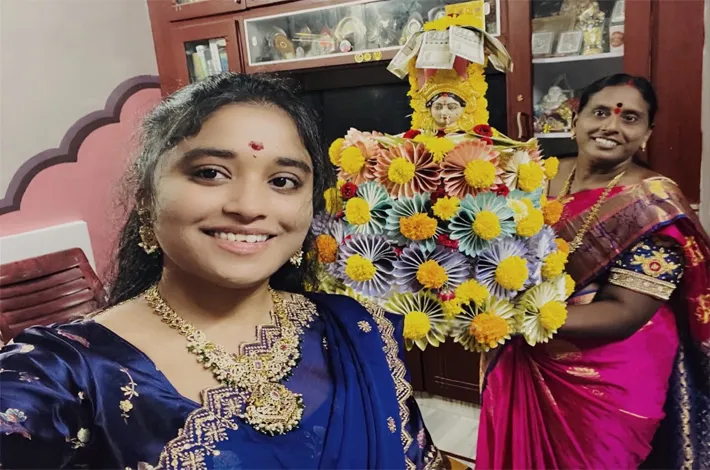 ఆకట్టుకున్న కరెన్సీ బతుకమ్మ