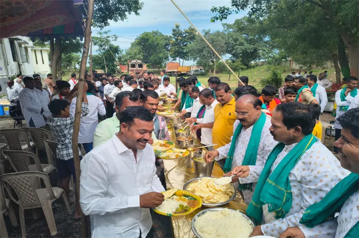 పోలీస్ తానాలో  వినాయక అన్నదానం 