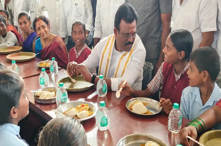 టిఫిన్‌ పెట్టారు.. యూనిఫాంలపై ఎమ్మెల్యే ఆగ్రహం!