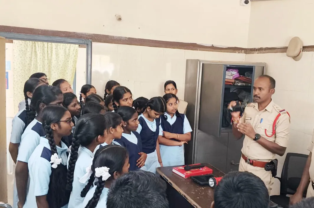 పోలీసుల విధులు.. సేవలపై విద్యార్థులకు అవగాహన