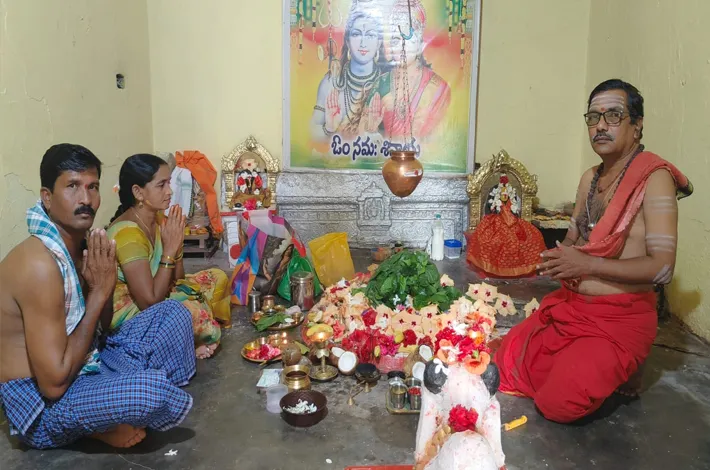 శివాలయంలో సర్పంచ్ పద్మ శంకర్ ప్రత్యేక పూజలు 