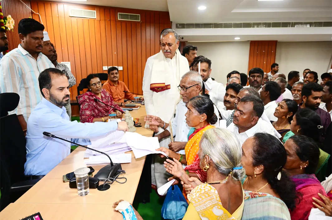 ప్రభుత్వ హామీలను అమలు చేయాలి : మాజీ ఎమ్మెల్యే గండ్ర