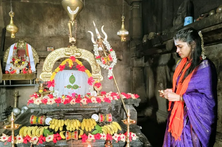 కోటగుళ్లలో డాక్టర్ స్నిగ్ధ సంస్కృతి పూజలు