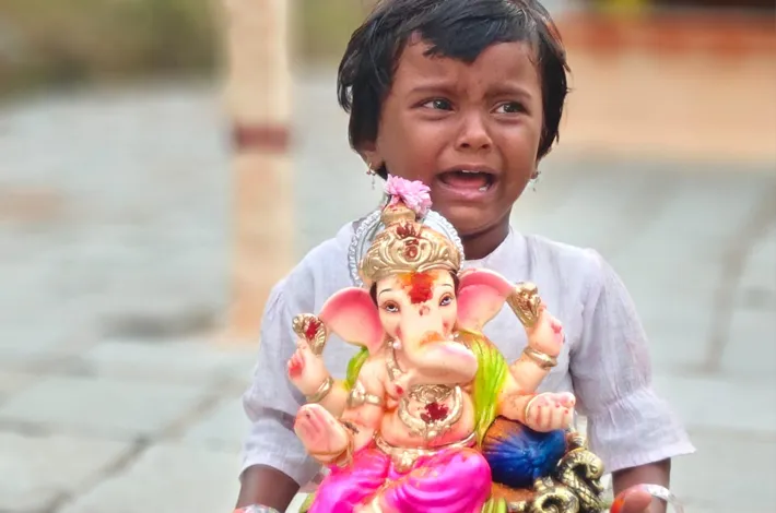 నిమజ్జన వేళ వినాయకుడిని వదులుకోలేకపోయిన చిన్నారి