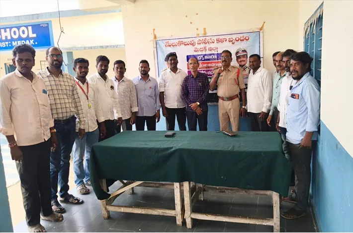 ప్రభుత్వ పాఠశాల లో పోలీస్ కళాజాత బృందం ఆధ్వర్యంలో మేలుకొలుపు