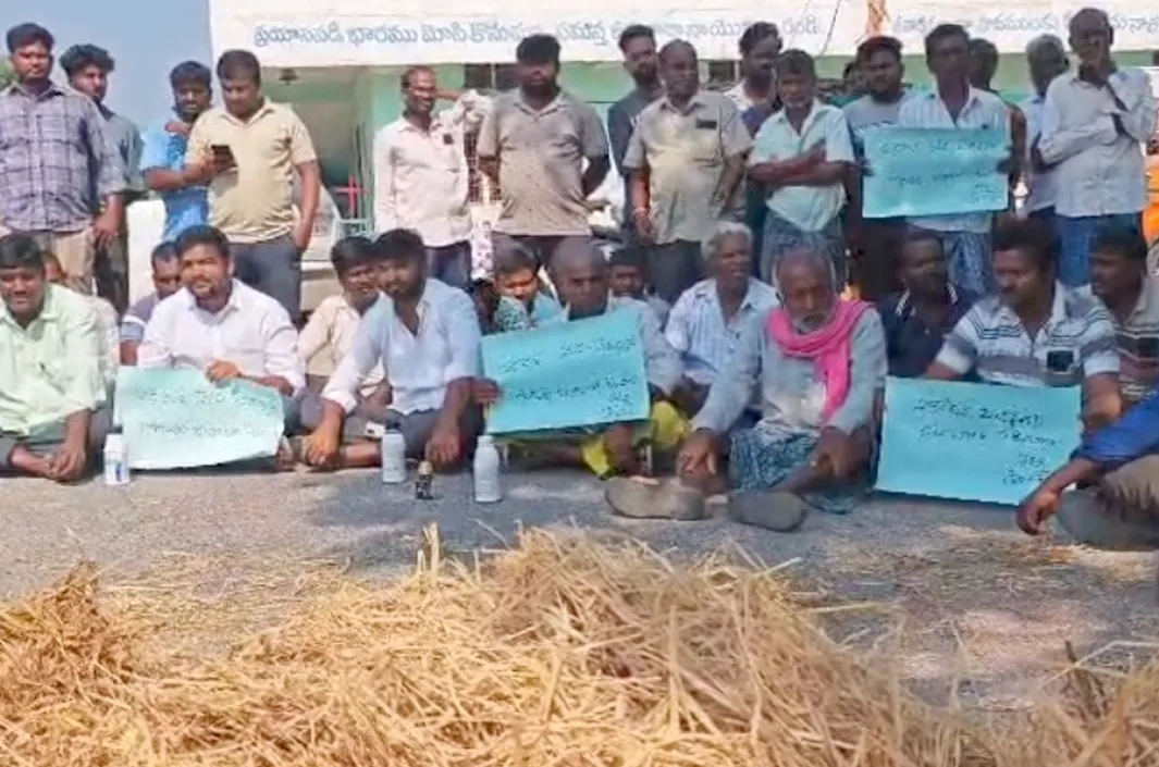 పురుగుల మందు డబ్బాలతో వినూత్న నిరసన!