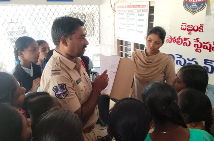 పోలీసుల విధులపై విద్యార్థులకు అవగాహన