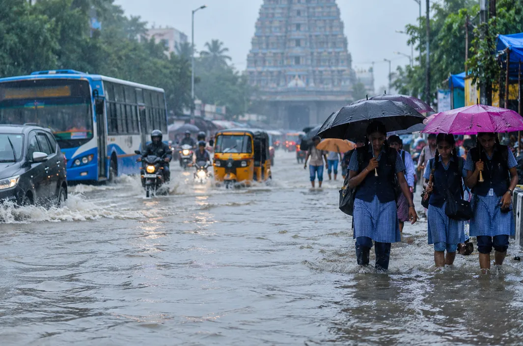 ఆగని వానలు.. ఈ జిల్లాల్లో Schools బంద్