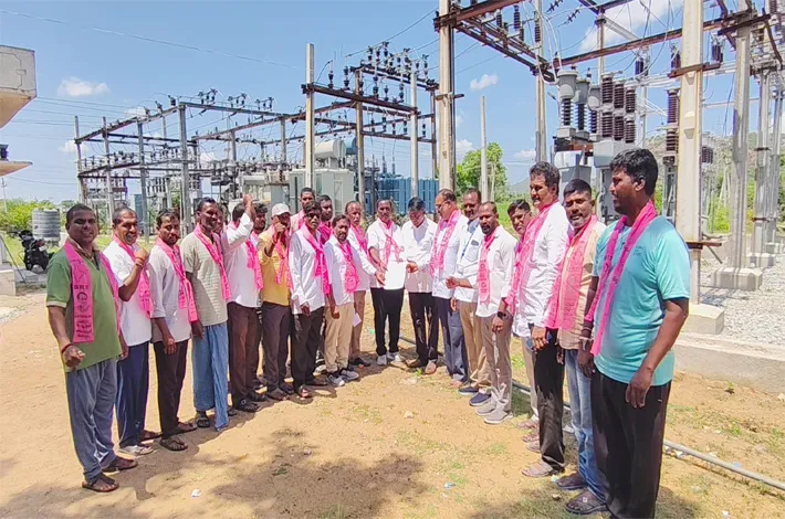 మండల బీఆర్ఎస్ పార్టీ ఆధ్వర్యంలో ఏఈకీ వినతిపత్రం