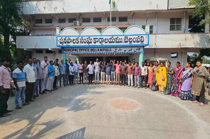 టీపీఓతో పంచాయితీ.. నల్ల బ్యాడ్జీలతో సిబ్బంది 