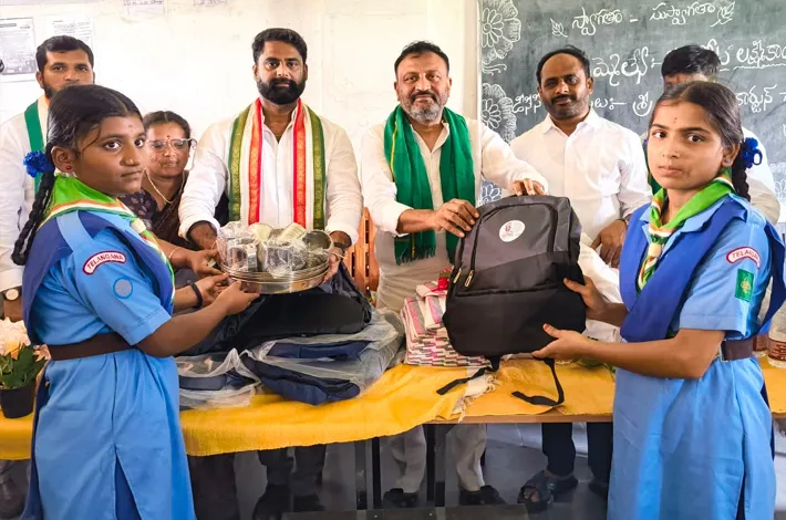 విద్యార్థినులకు యూనిఫామ్స్, షూస్ పంపిణీ చేసిన ఎం ఎల్ ఏ