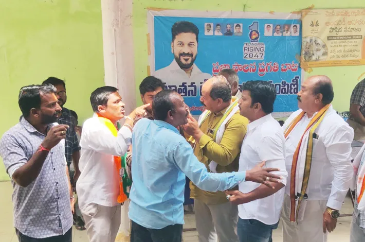 స్మార్ట్ రేషన్ కార్డుల పంపిణీలో తోపులాట
