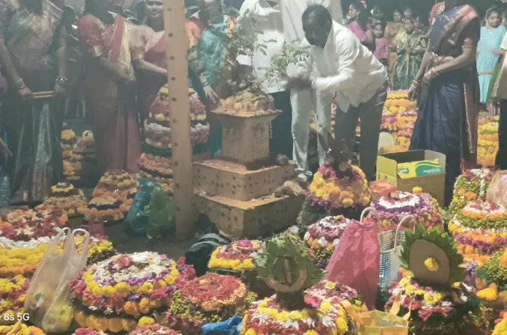 సద్దుల బతుకమ్మ వేడుకల్లో పాల్గొన్న ఎమ్మెల్యే కోరం కనకయ్య